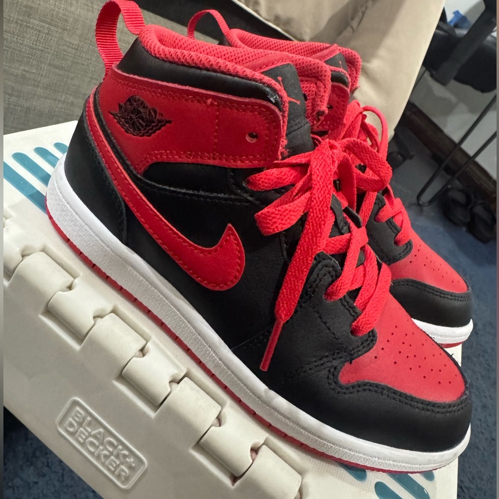 Jordan’s kids, size 2. Black/red